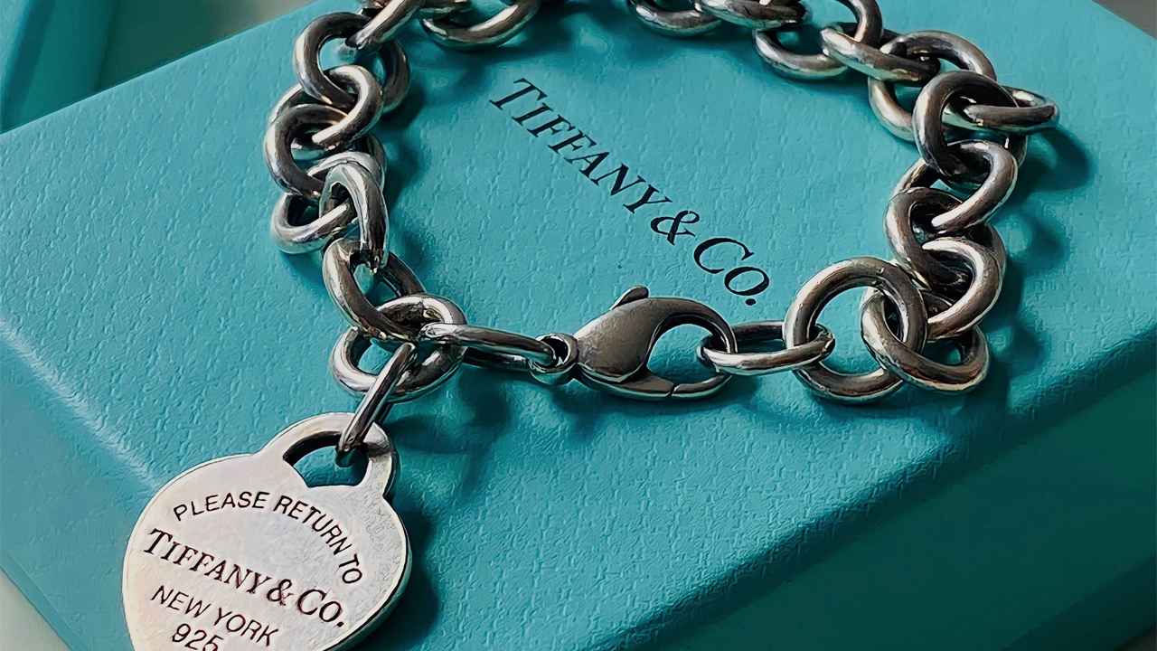 Pulseira Tiffany & Co Heart Tag Charm. Clique na imagem e confira mais peças da marca!