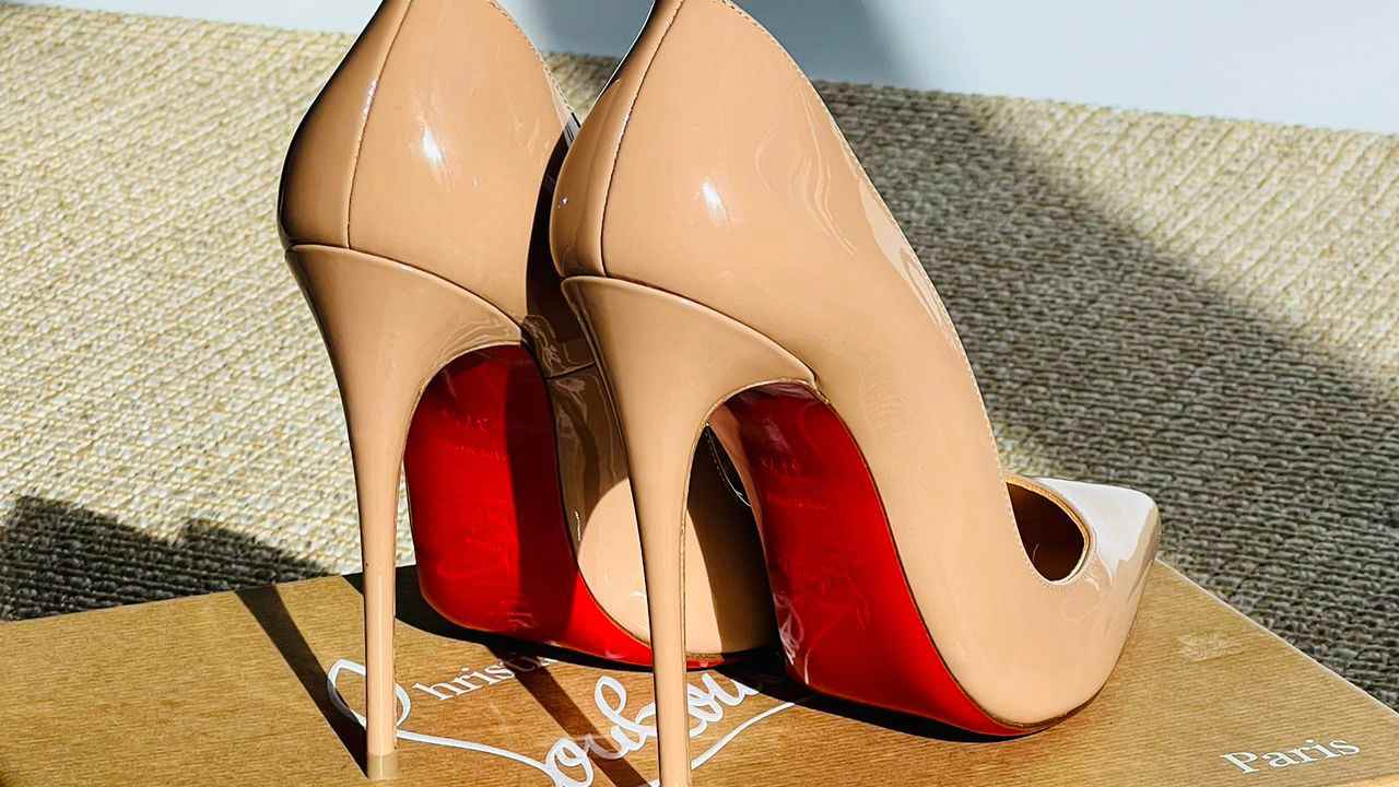Sapato Christian Louboutin. Clique na imagem e confira mais sapatos para presentear sua namorada!