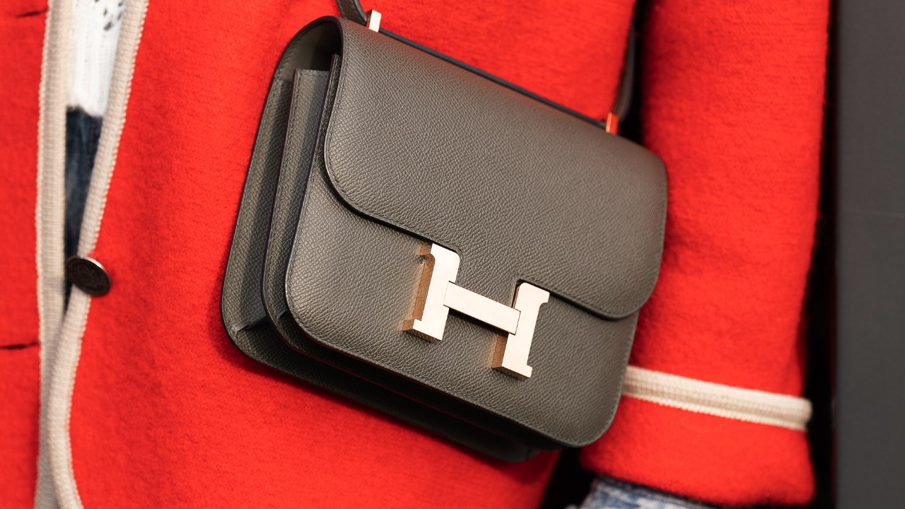 Constance da Hermès: 5 looks para se inspirar com uma das bolsas mais versáteis da marca!
