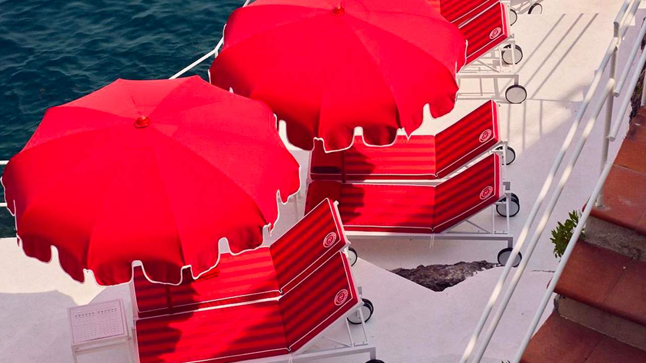 Beach Club do Palazzo Avino decorado pela Valentino. (Foto: Reprodução/Instagram @maisonvalentino)
