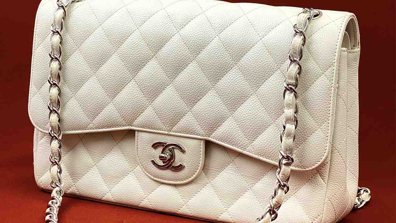 Uma das bolsas de luxo com descontos: Chanel Double Flap.