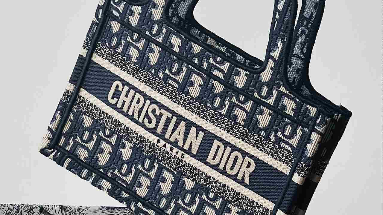 Bolsa Dior Book Tote. Clique na imagem e confira mais peças da marca!