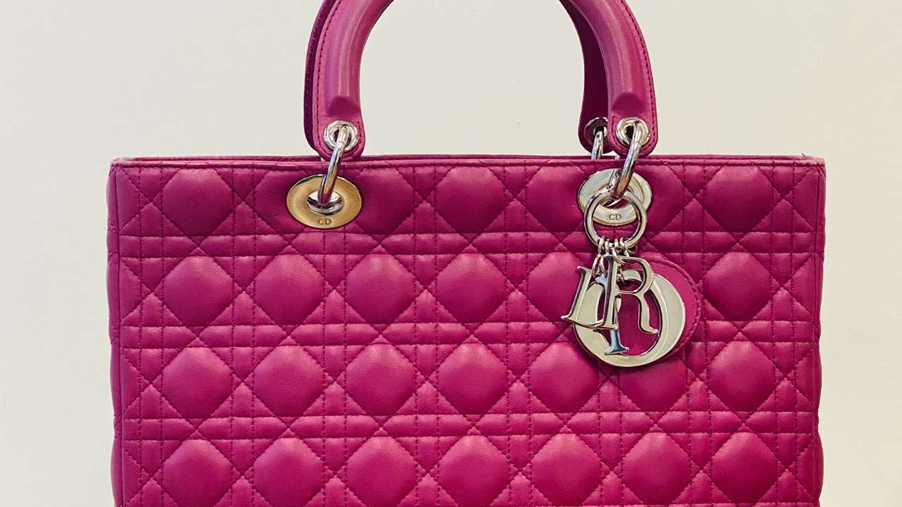 Bolsa Lady Dior. Clique na imagem e confira mais modelos de It Bags no Etiqueta Única!
