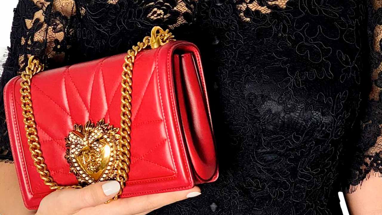Bolsa Dolce & Gabbana vermelha e Vestido D&G de renda.
