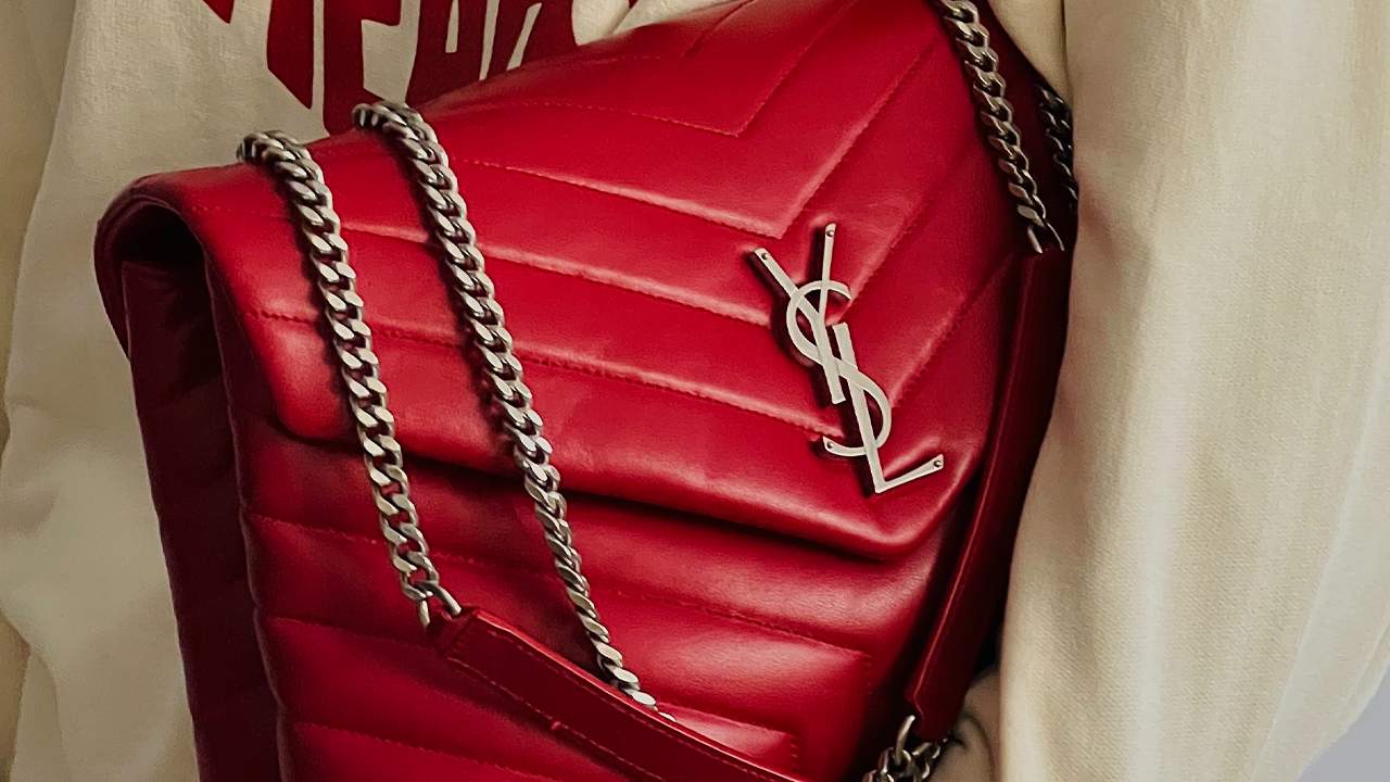 Bolsa Saint Laurent Loulou. Clique na imagem e confira mais modelos de It Bags no Etiqueta Única!