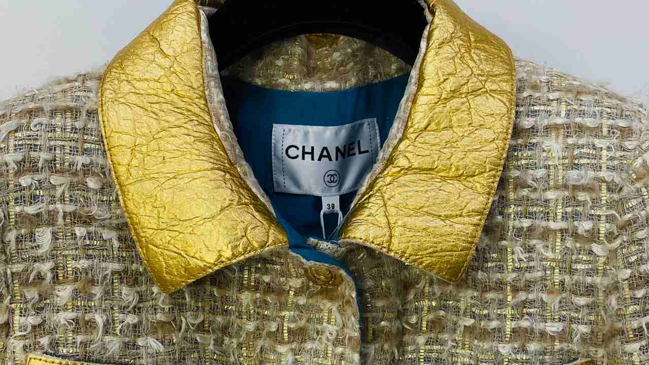 Jaqueta de tweed Chanel. Clique na imagem e confira mais peças da marca!
