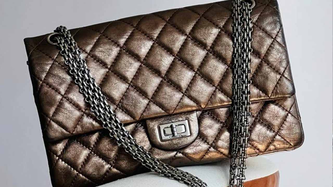 A Chanel Reissue é uma das bolsas de luxo mais famosas da moda.