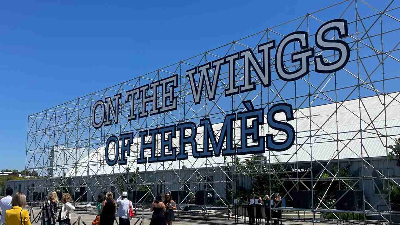 Fachada da apresentação "On the Wings of Hermès" em Santa Monica. (Foto: Reprodução/Fashion Network)