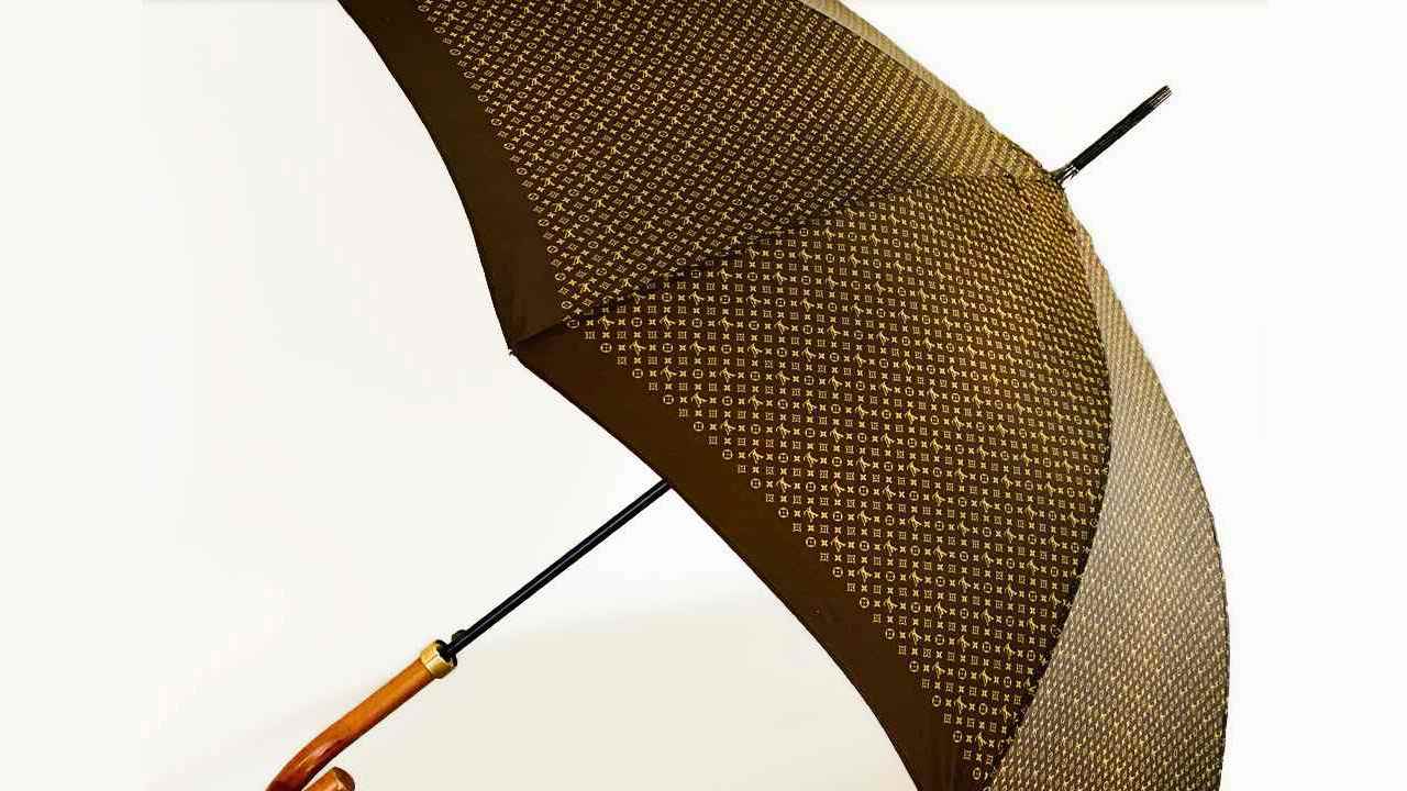 Guarda-chuva Louis Vuitton. Clique na imagem e confira peças similares.