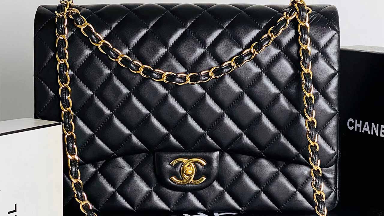 Bolsa Chanel Double Flap. Clique na imagem e confira mais modelos de bolsas pretas que são clássicas!