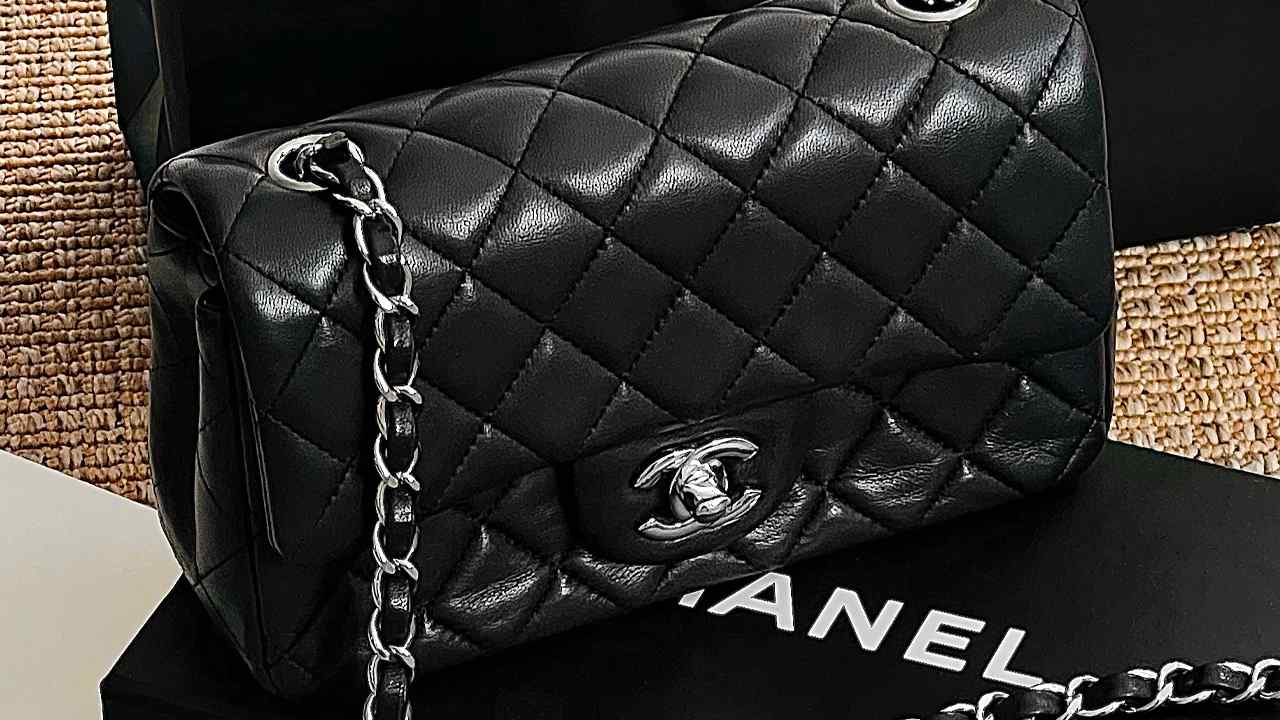Bolsa Chanel Double Flap. Clique na imagem e confira mais modelos de bolsa na Super Sale!