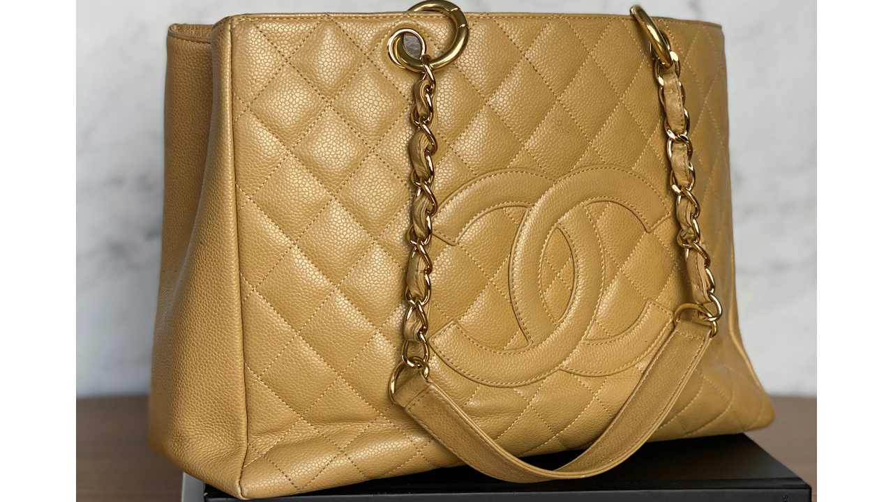 Bolsa Chanel Grand Shopping Tote. Clique na imagem e confira modelos de Tote Bag no Etiqueta Única!