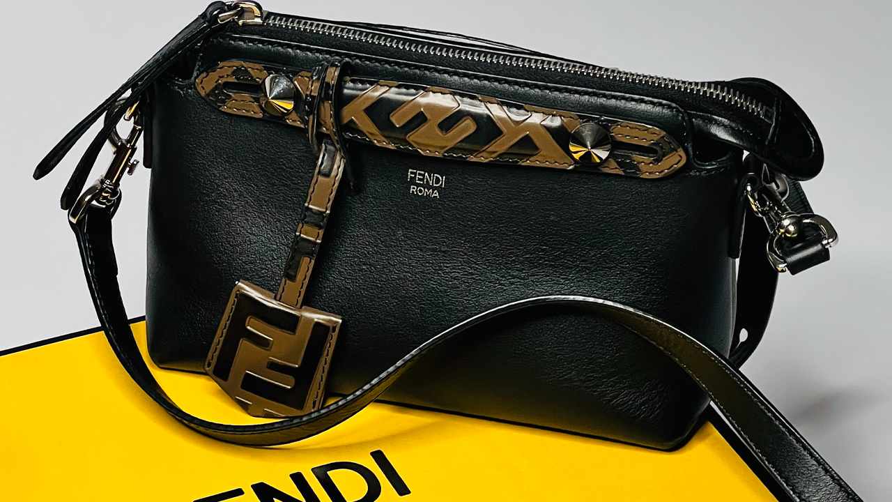 Bolsa Fendi By the Way. Clique na imagem e confira mais modelos de bolsa Fendi na Super Sale!