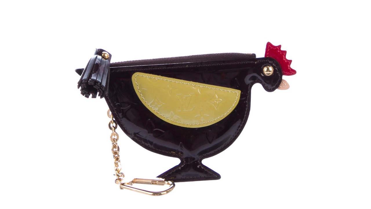 Bolsa Louis Vuitton em formato de galinha. Clique na imagem e confira mais modelos da maison! (Foto: Reprodução/The Real Real)