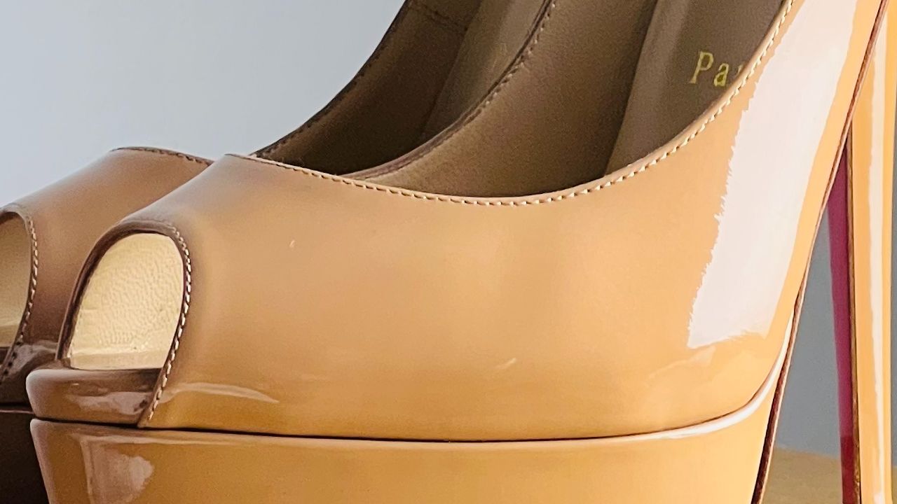 As costuras de sapatos Christian Louboutin devem ser perfeitas, com pontos com espaçamentos iguais e bem costurados. Clique na imagem e confira modelos da marca!