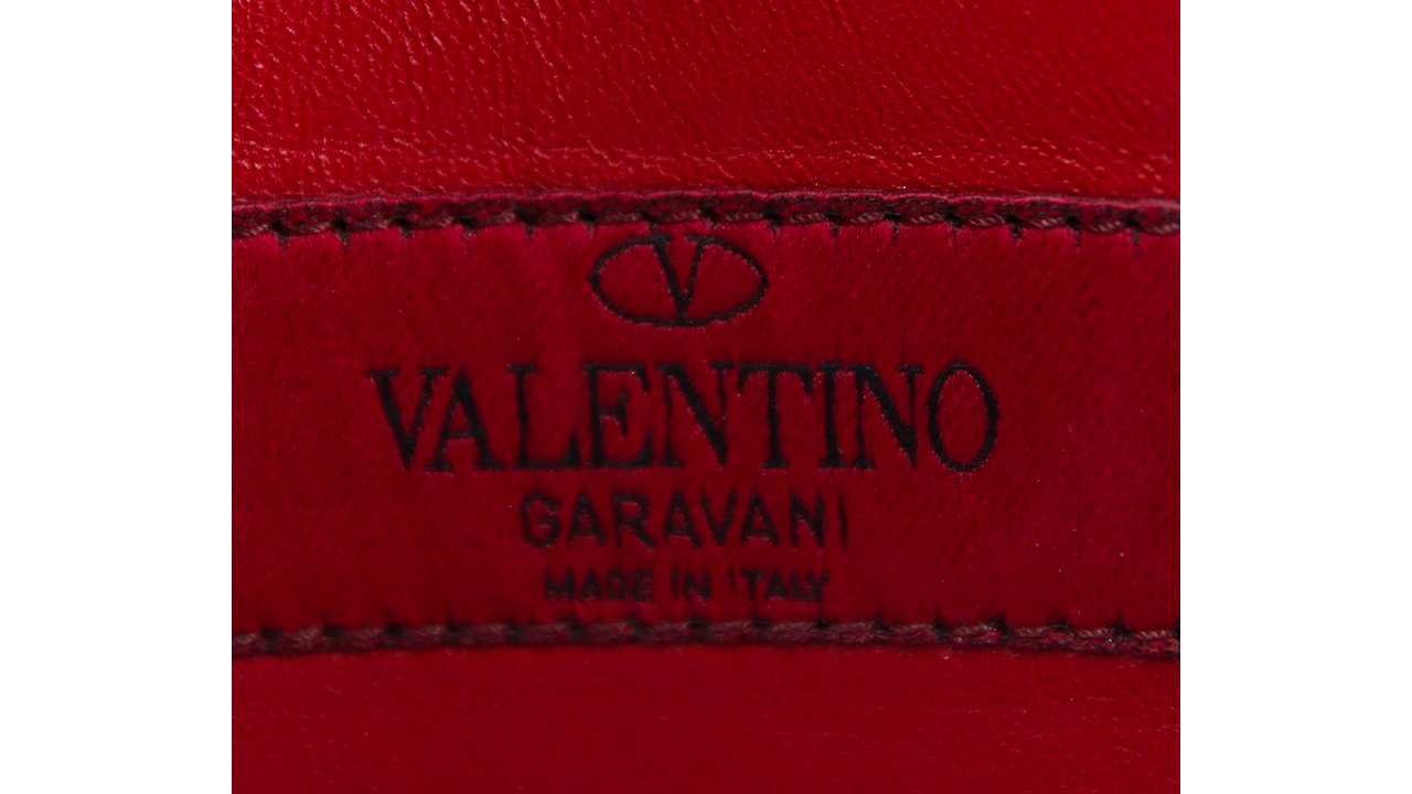 Bolsas autênticas Valentino devem conter uma etiqueta interna que deve ser centralizada e costurada nos quatro lados. Clique na imagem e confira peças da marca!