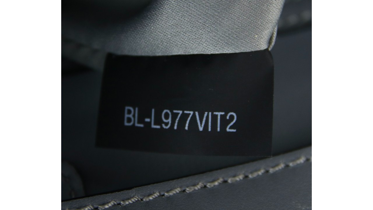 Nos últimos anos, bolsas Valentino começaram a possuir número de série, que estão presente nos bolsos internos. Clique na imagem e confira peças da marca!