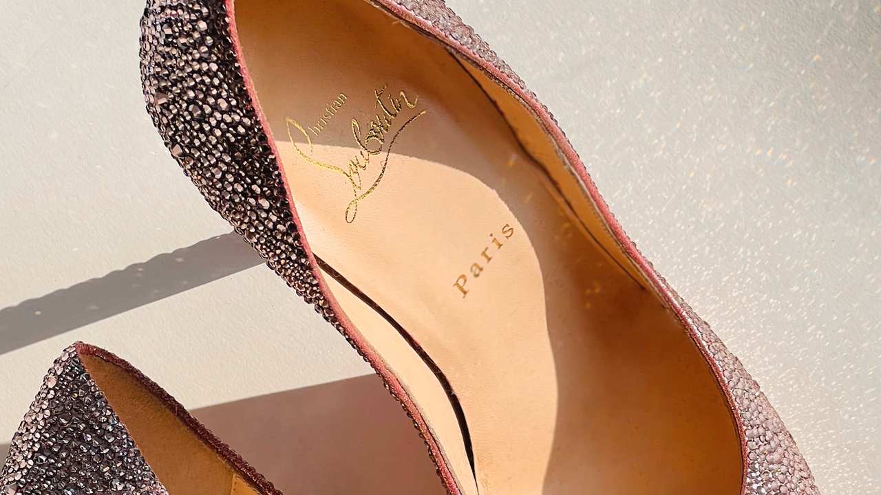 Se atente a fonte e ao espaçamento do nome da marca presentes na parte interna do sapato. Clique na imagem e confira modelos da marca! 