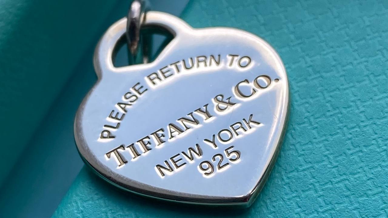 Colar Tiffany & Co. Clique na imagem e confira mais best sellers que você encontra no Etiqueta Única!