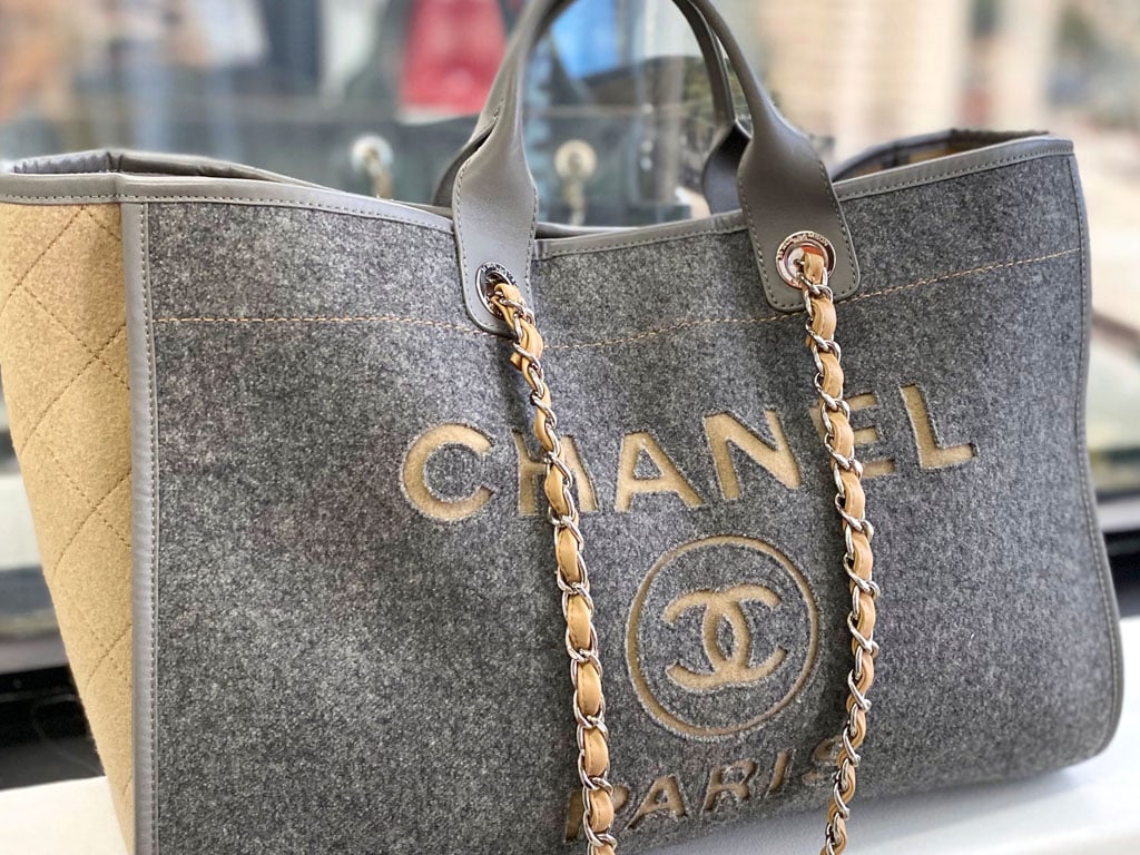 Chanel Deuaville uma das Shopping Bags de luxo para trocar a sua Neverfull Louis Vuitton.
