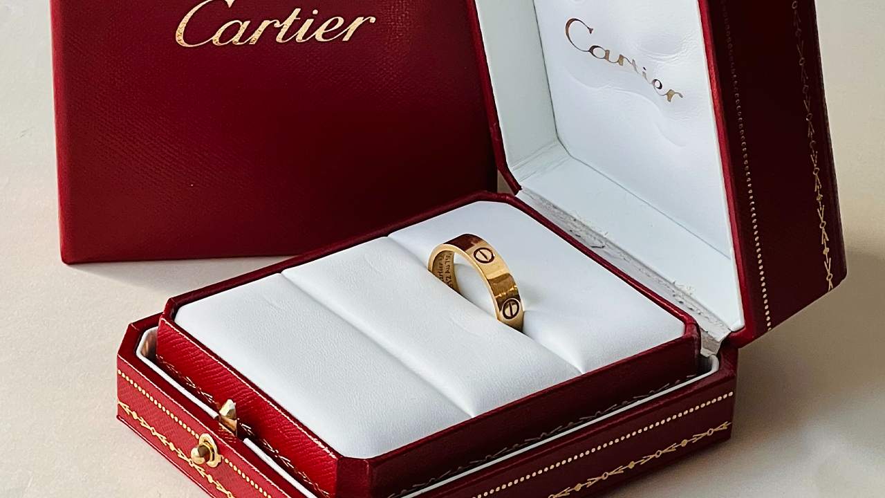Anel Love Cartier. Clique na imagem e confira mais peças best sellers de Agosto!
