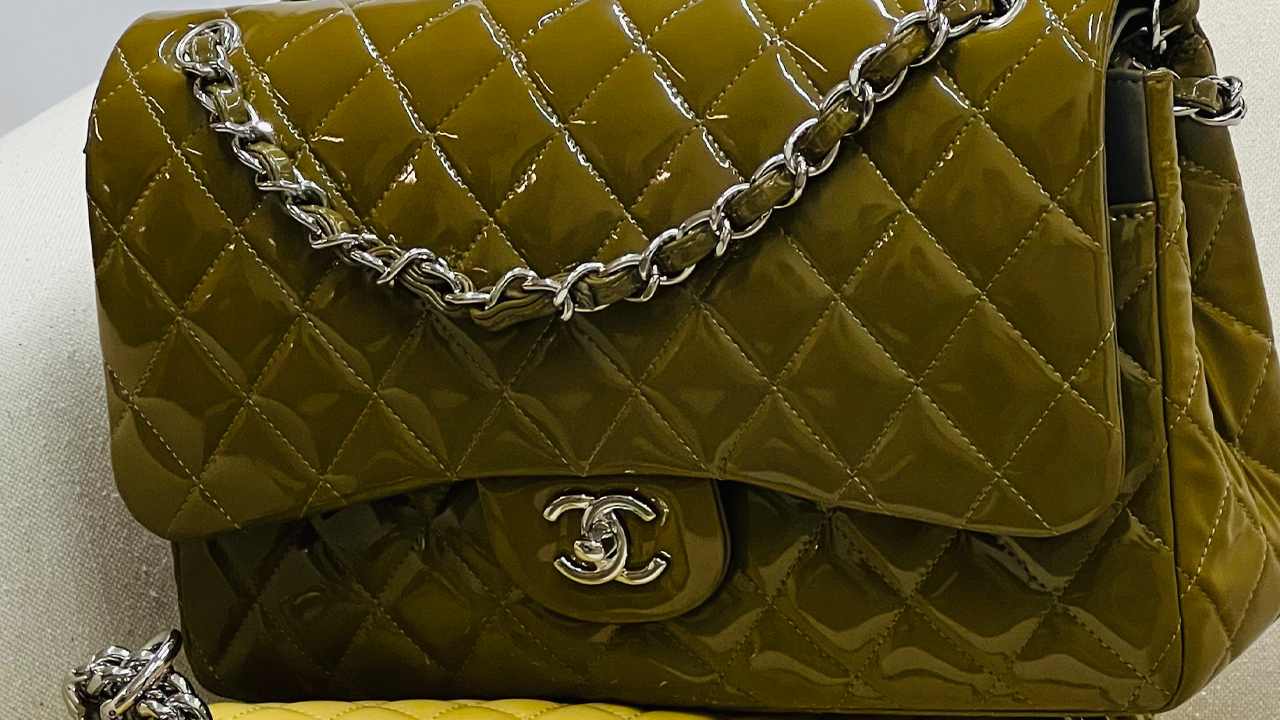 Supostamente, o icônico detalhe matelassê das bolsas Chanel teve inspiração nas jaquetas usadas por cavalariços. Clique na imagem e confira mais modelos da marca! 