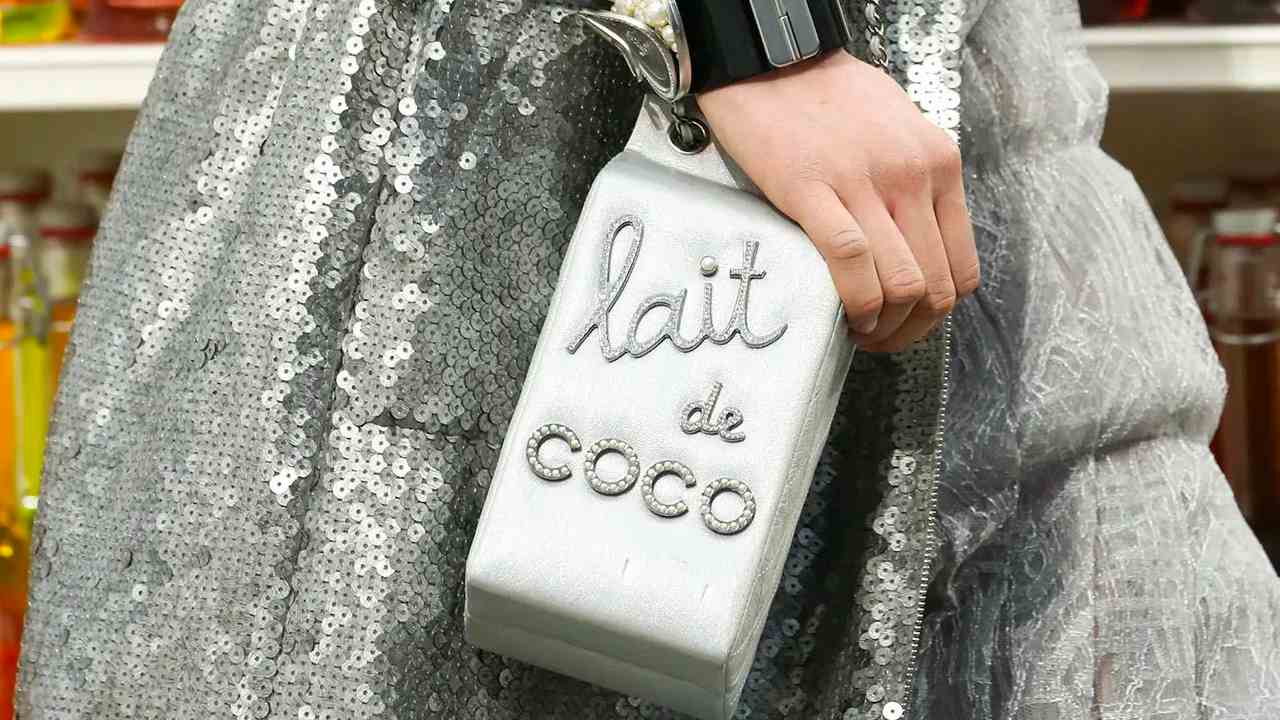 Bolsa "Lait de Coco" da coleção de Outono/Inverno 2014 da Chanel. Clique na imagem e confira mais modelos da marca! (Foto: Reprodução/Suddenchic.com)