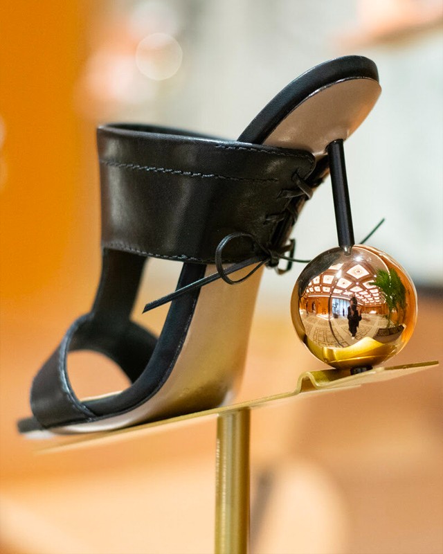 Bola Sandal de Alexandre Birman. Clique na imagem e confira mais modelos da marca! (Foto: Reprodução/Fashion Network)