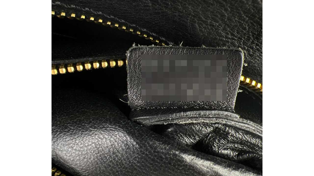 O número de série da marca é em relevo em uma etiqueta de couro na parte interna da bolsa. Clique na imagem e confira modelos de bolsa da marca!