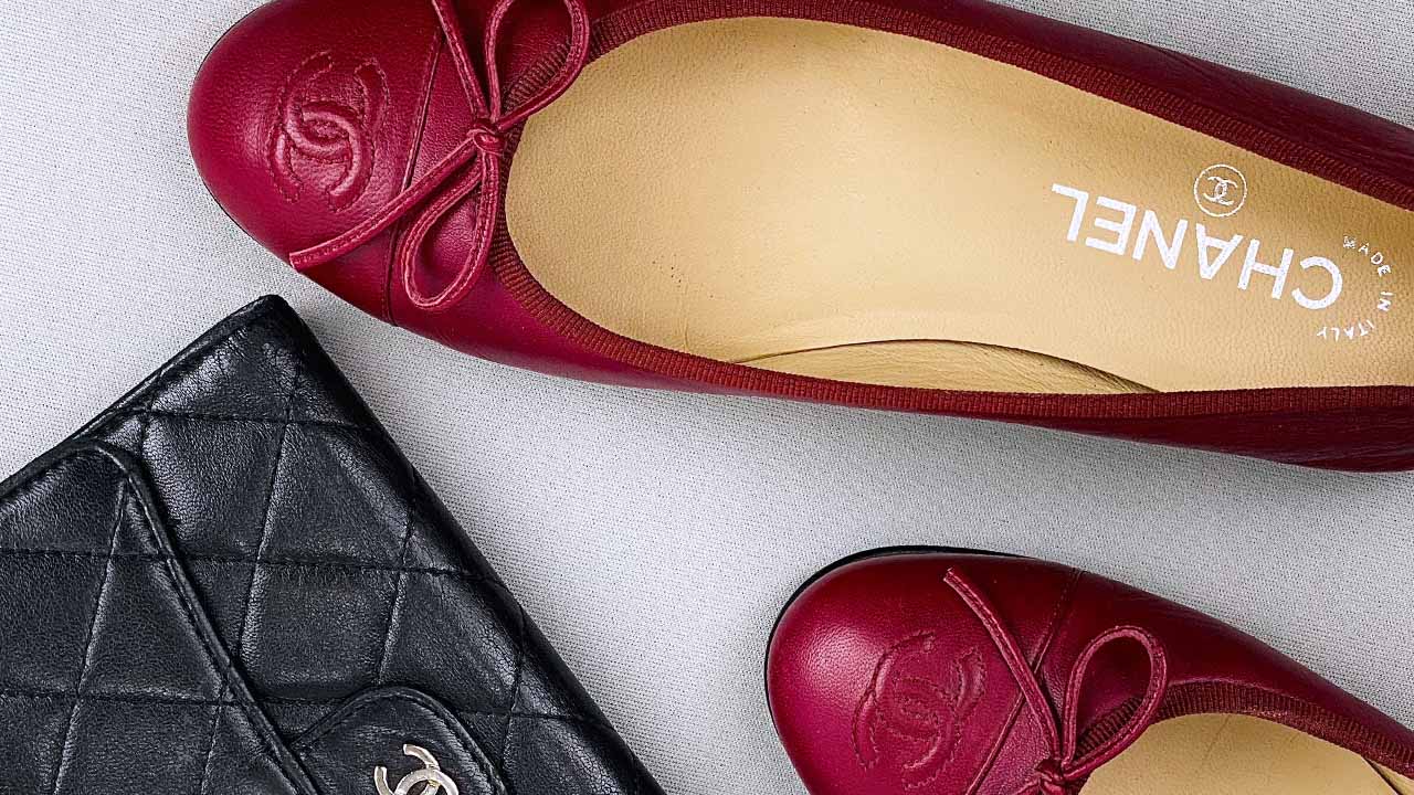 sapatilhas chanel é um dos modelos de sapatos sem salto de marcas de luxo.