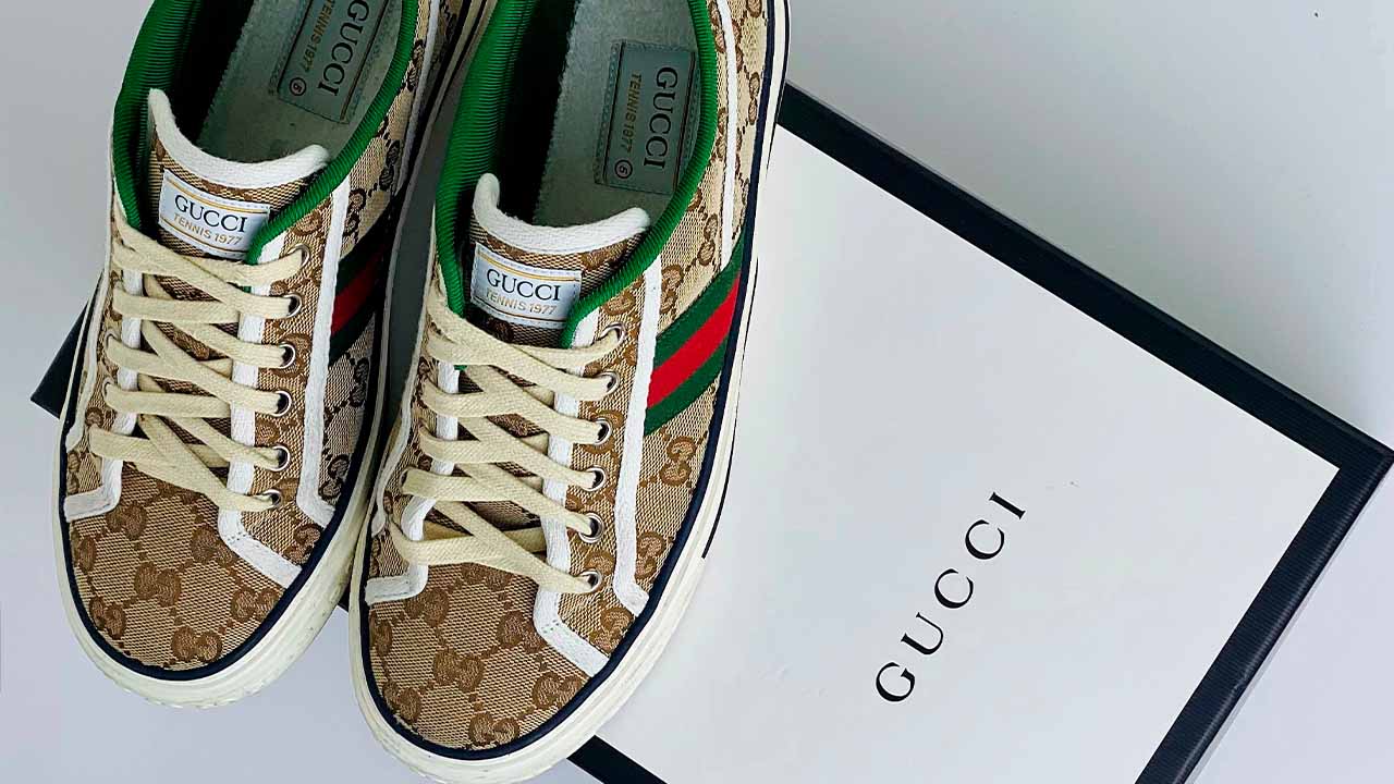 Tênis Gucci é um dos modelos de sapatos sem salto de marcas de luxo para usar o ano todo!