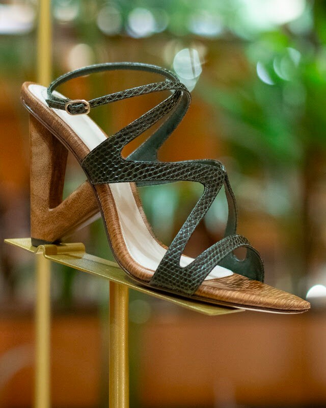 Trolley Sandal de Alexandre Birman. Clique na imagem e confira mais modelos da marca! (Foto: Reprodução/Fashion Network)
