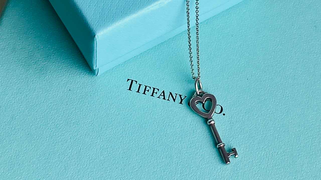 Colar Heart Key Tiffany & Co. Clique na imagem e confira mais peças da marca!