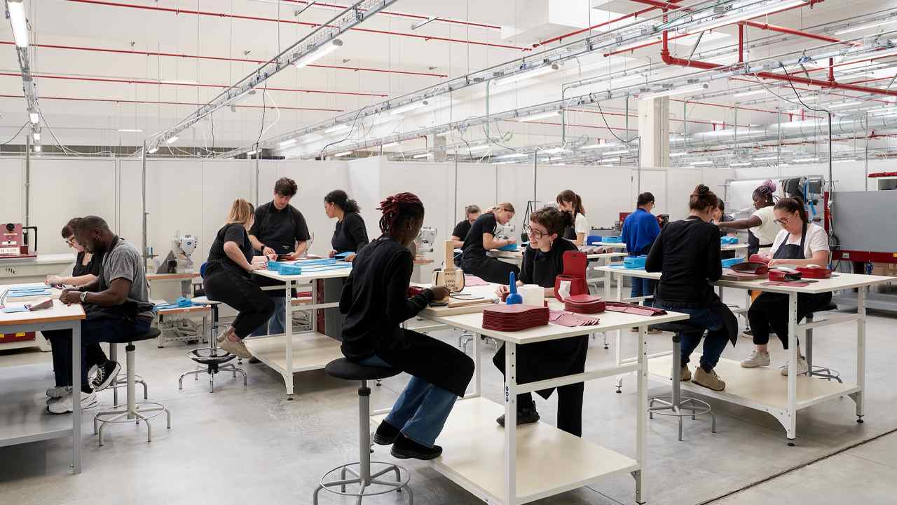 Escola para formação de artesãos da Bottega Veneta. Clique na imagem e confira criações da marca! (Foto: Reprodução/Fashion Network)