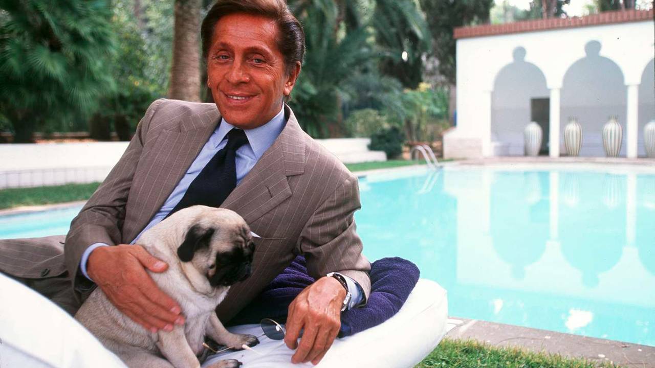 Valentino com seu cachorro pug. Clique na imagem e confira criações da marca! (Foto: Reprodução/InStyle.com)