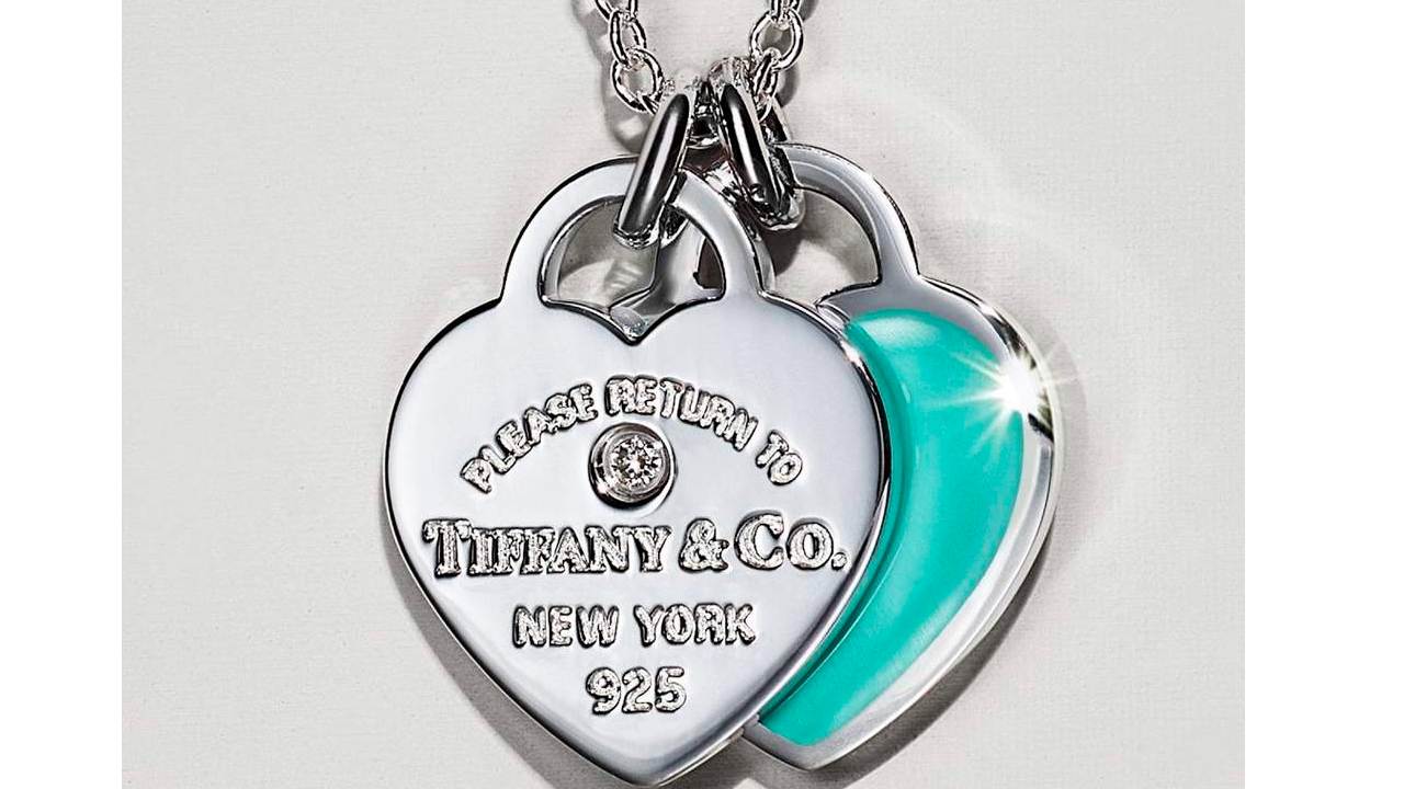 Colar Double Heart Tiffany & Co. Clique na imagem e confira mais peças da marca! (Foto: Reprodução/Instagram @tiffanyandco)