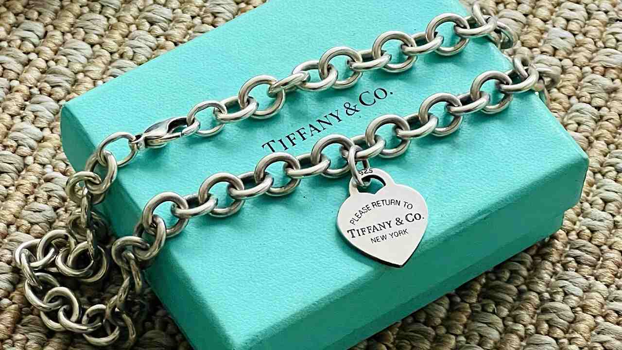 Pulseira Heart Tag Charm Tiffany & Co. Clique na imagem e confira mais peças da marca!