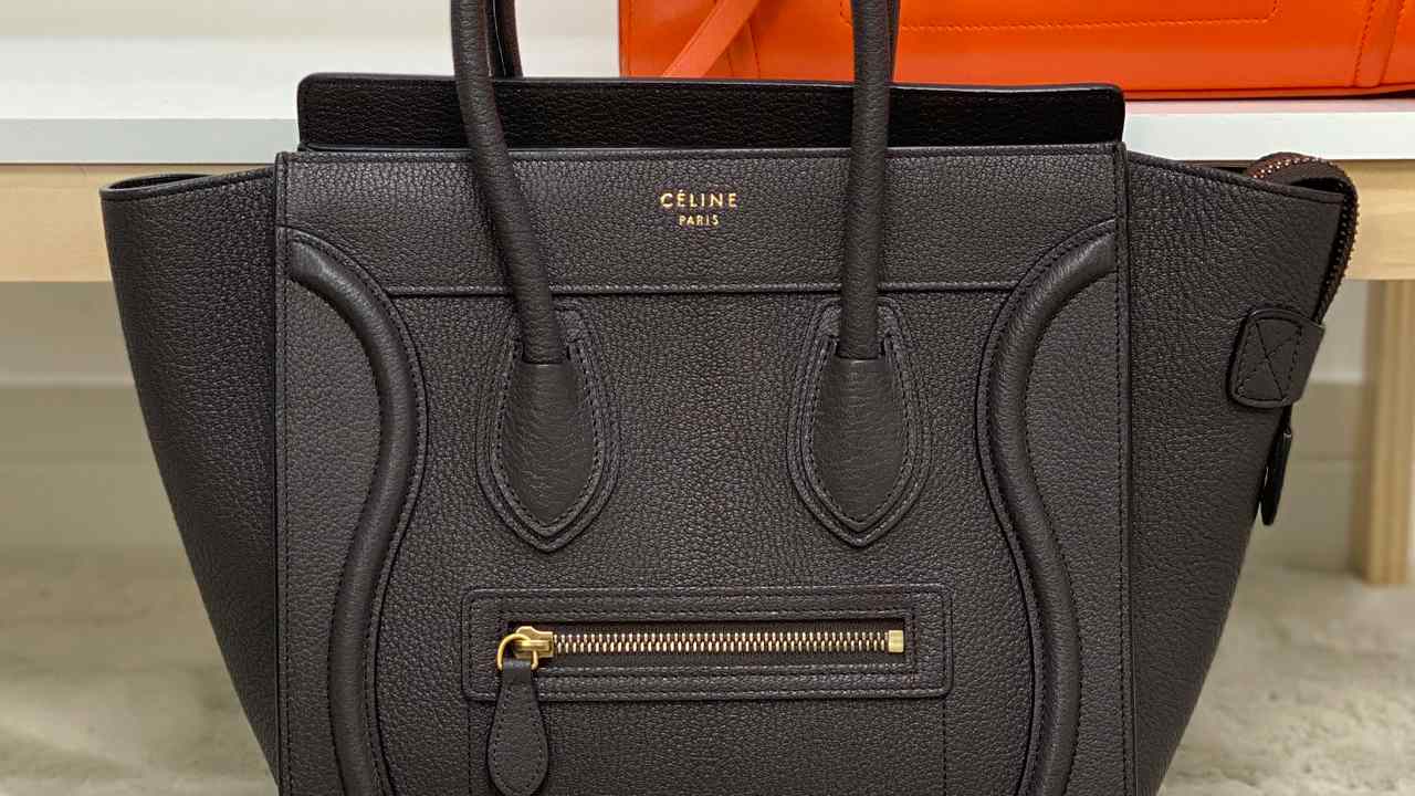 Bolsa Celine Luggage. Clique na imagem e confira mais bolsas pretas no Black Month!