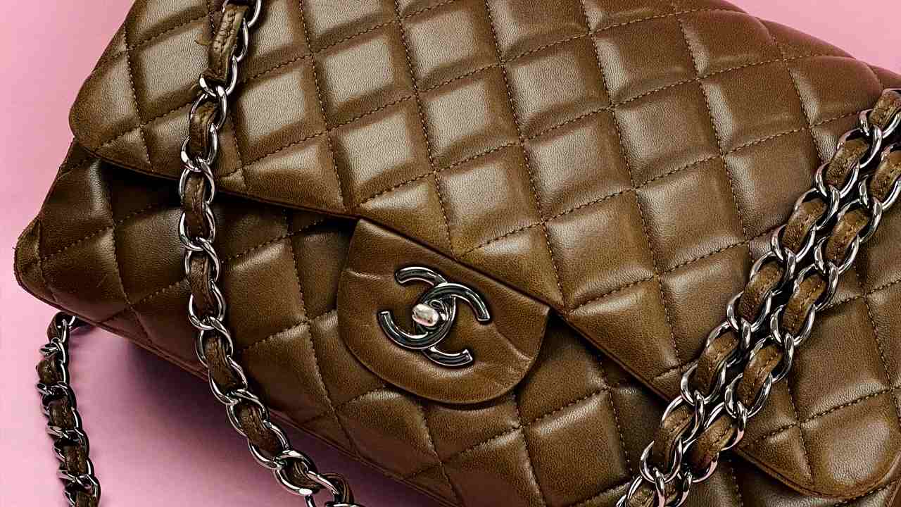 Bolsa Chanel Double Flap. Clique na imagem e confira mais modelos da marca no Black Month!