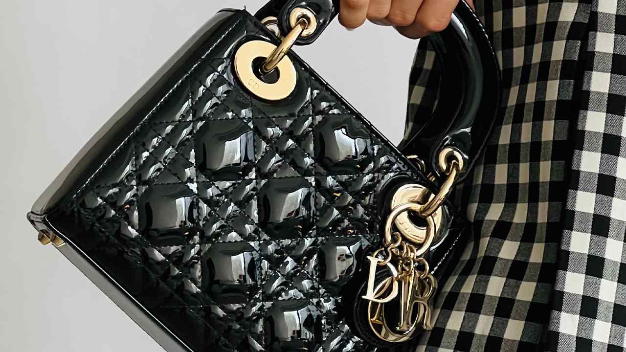 Bolsa Lady Dior. Clique na imagem e confira mais bolsas pretas no Black Month!