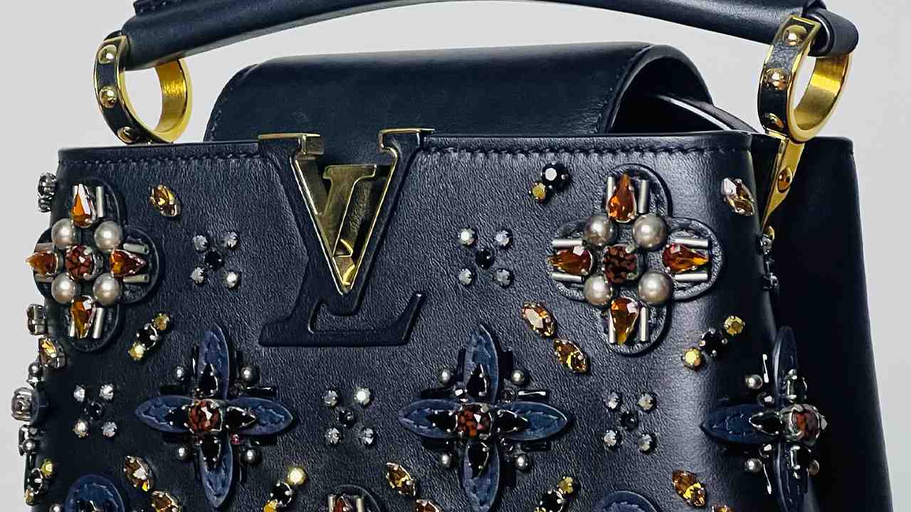 Bolsa Louis Vuitton Capucines. Clique na imagem e confira mais bolsas para presentear no Natal!