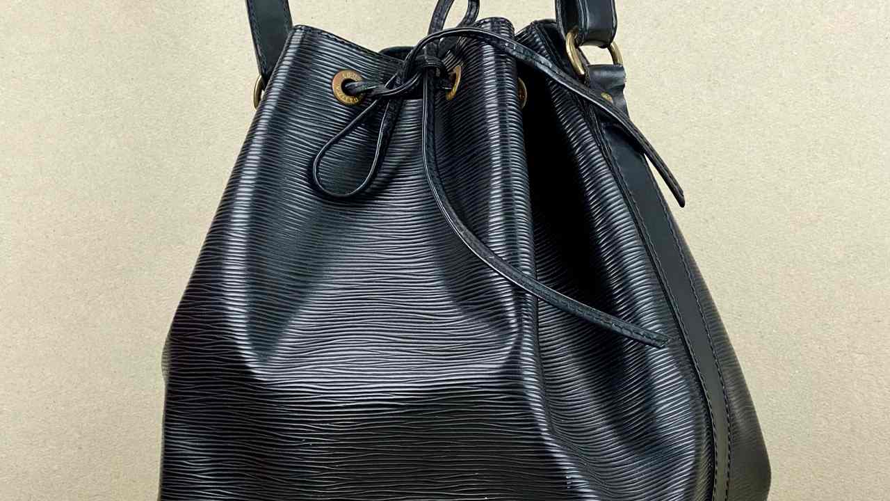 Bolsa Louis Vuitton Noé. Clique na imagem e confira mais bolsas Louis Vuitton no Black Month.
