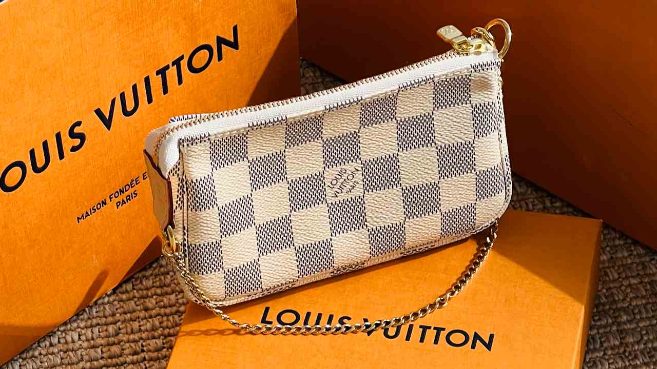 Bolsa Louis Vuitton Pochette Accesories. Clique na imagem e confira mais bolsas Louis Vuitton no Black Month.