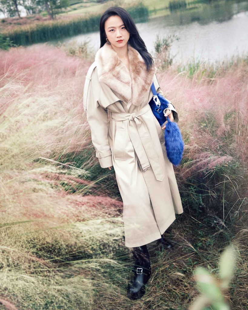 Foto da atriz chinesa Tang Wei, a nov embaixadora global da Burberry, usando trench coat da grife.