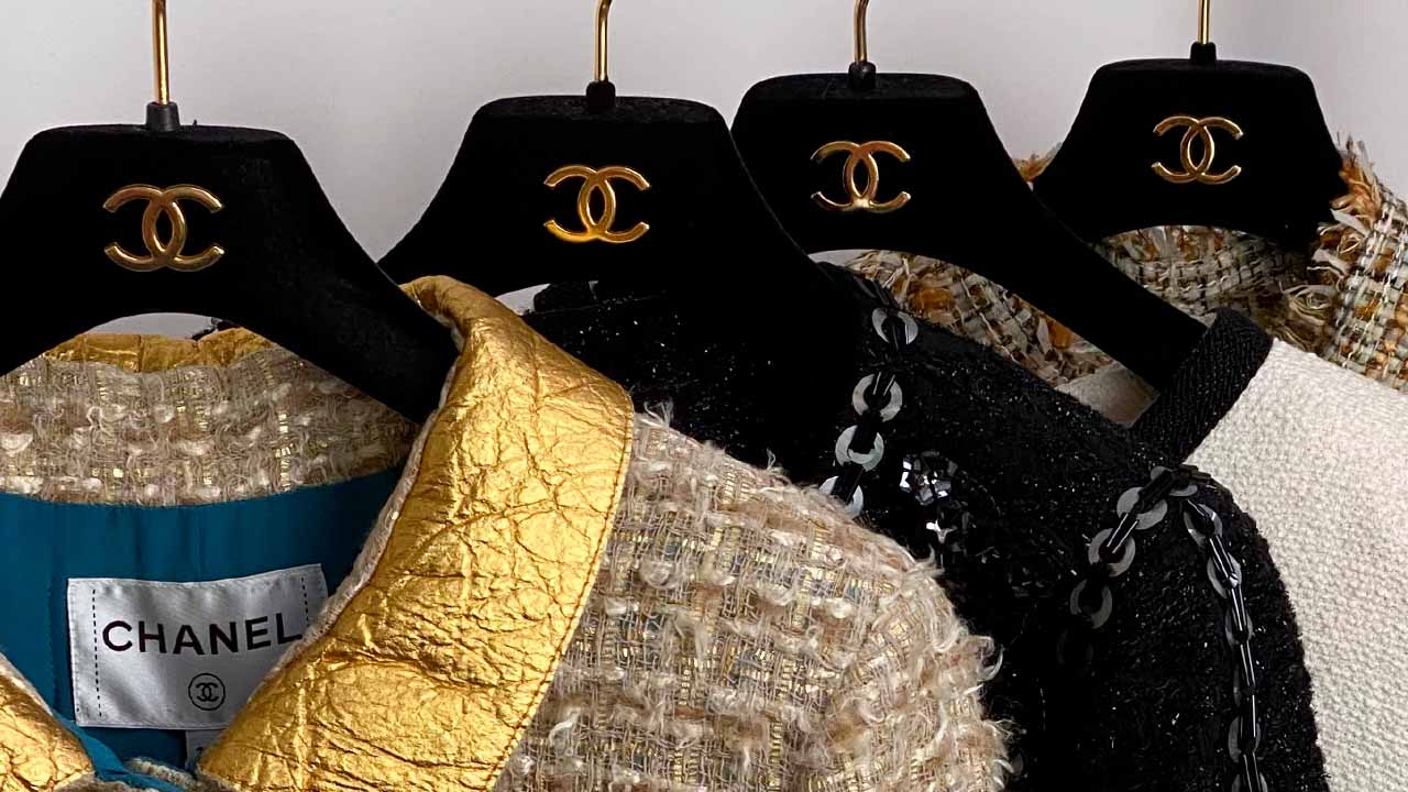 Jaquetas de tweed Chanel. Clique na imagem e confira mais peças da marca!