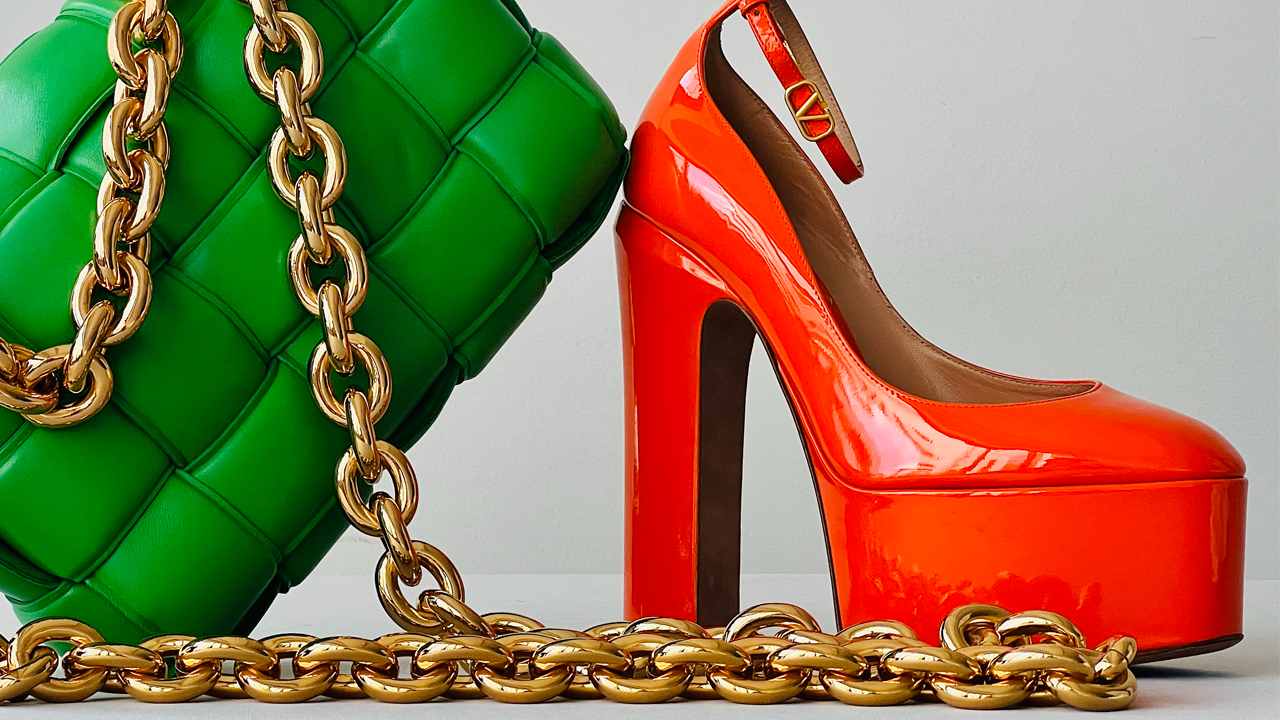 Sapato Valentino Tan-Go. Clique na imagem e confira mais sapatos de luxo no Black Month.