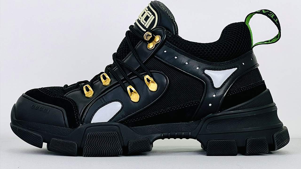 Tênis Gucci Flashtrek. Clique na imagem e confira mais sapatos de luxo no Black Month.