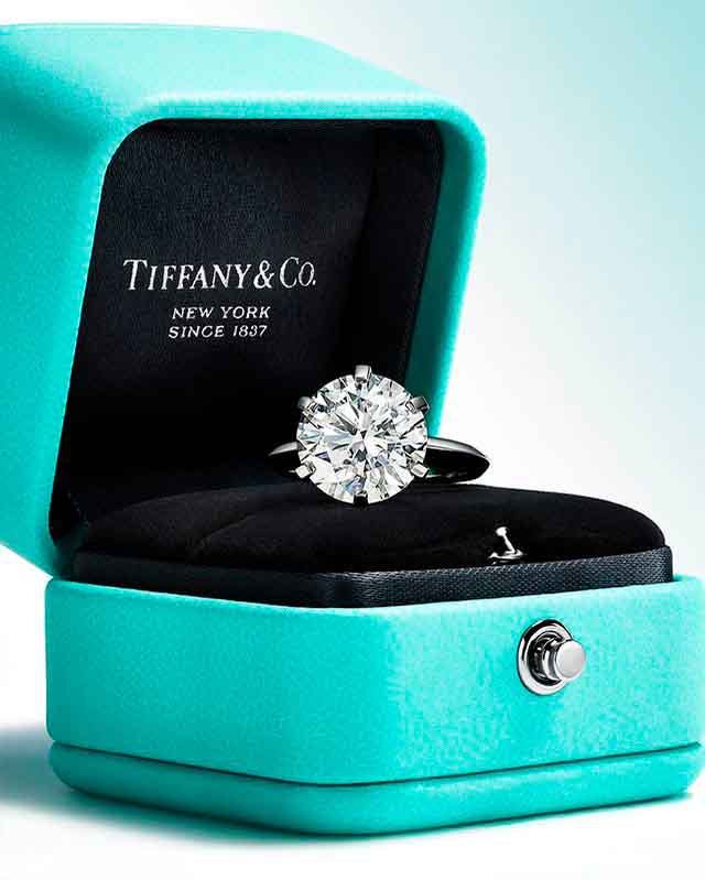 Foto de anel dentro da caixinha da Tiffany & Co, uma das marcas de aneis mais valiosas do mundo para presentear nesse natal.