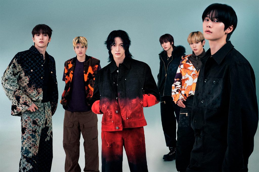 Os novos embaixadores da Louis Vuitton: os seis integranres da banda k-pop Riize usando peças da grife francesa.