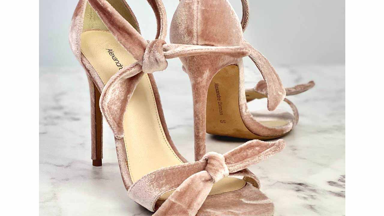 Sandália Clarita de Alexandre Birman, um dos melhores sapatos de marcas famosas para presentear no natal.